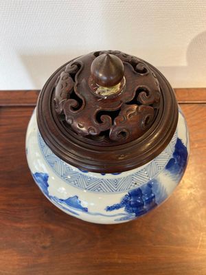 Een Chinese blauw-witte 'Joosje te paard' vaas met houten deksel, Kangxi — foto 5