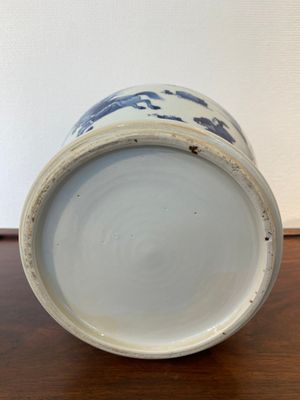 Een Chinese blauw-witte 'Joosje te paard' vaas met houten deksel, Kangxi — foto 6
