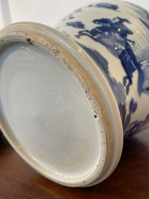Een Chinese blauw-witte 'Joosje te paard' vaas met houten deksel, Kangxi — foto 7