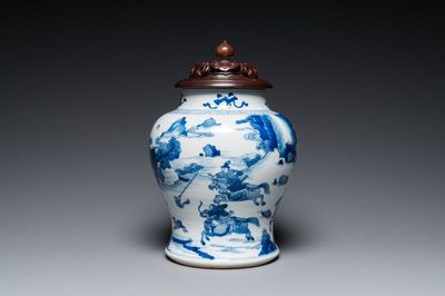 Een Chinese blauw-witte 'Joosje te paard' vaas met houten deksel, Kangxi