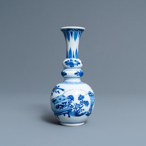 Een Chinese blauw-witte kalebasvaas met antiquiteiten, Kangxi — foto 1