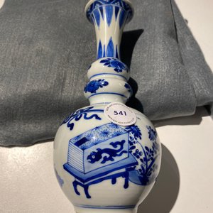 Een Chinese blauw-witte kalebasvaas met antiquiteiten, Kangxi — foto 11