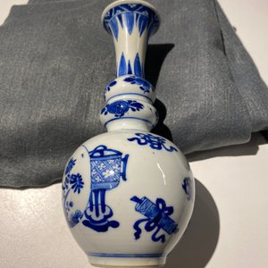 Een Chinese blauw-witte kalebasvaas met antiquiteiten, Kangxi — foto 12