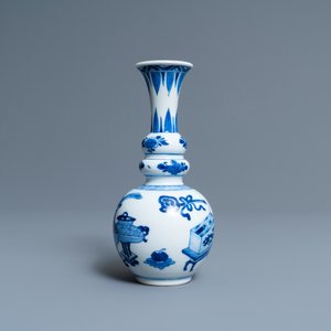Een Chinese blauw-witte kalebasvaas met antiquiteiten, Kangxi — foto 2