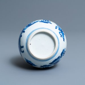 Een Chinese blauw-witte kalebasvaas met antiquiteiten, Kangxi — foto 5