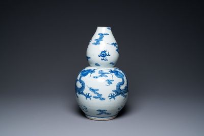 Een Chinese blauw-witte kalebasvaas met draken, Qianlong