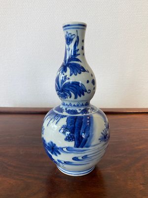Een Chinese blauw-witte kalebasvaas met een geleerde en twee studenten, Transitie periode — foto 3