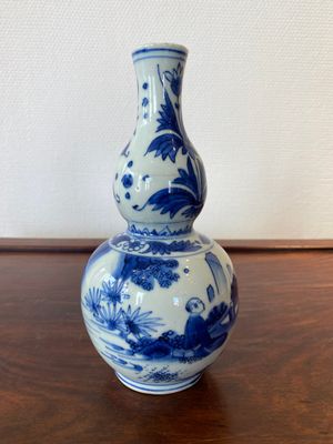 Een Chinese blauw-witte kalebasvaas met een geleerde en twee studenten, Transitie periode — foto 4