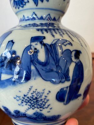 Een Chinese blauw-witte kalebasvaas met een geleerde en twee studenten, Transitie periode — foto 8