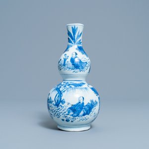 Een Chinese blauw-witte kalebasvaas met figuren in een landschap, Transitie periode — foto 1