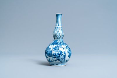 Een Chinese blauw-witte kalebasvaas met floraal decor, Wanli