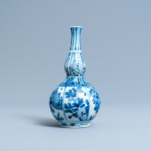 Een Chinese blauw-witte kalebasvaas met floraal decor, Wanli — foto 1