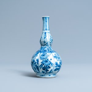 Een Chinese blauw-witte kalebasvaas met floraal decor, Wanli — foto 3