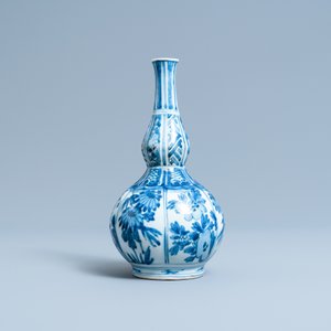 Een Chinese blauw-witte kalebasvaas met floraal decor, Wanli — foto 4