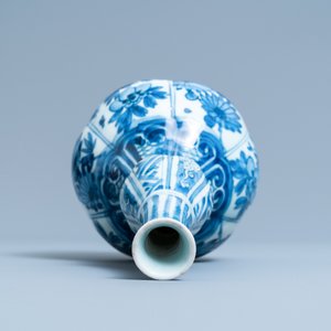 Een Chinese blauw-witte kalebasvaas met floraal decor, Wanli — foto 5
