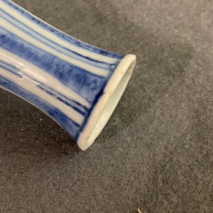 Een Chinese blauw-witte kalebasvaas met floraal decor, Wanli — foto 8