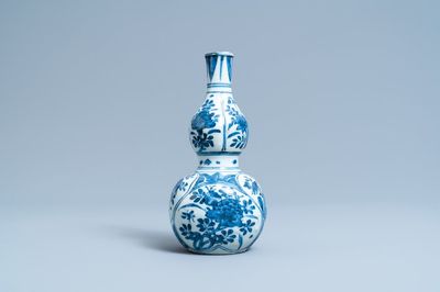 Een Chinese blauw-witte kalebasvaas met floraal decor, Wanli
