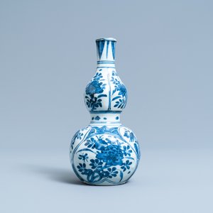 Een Chinese blauw-witte kalebasvaas met floraal decor, Wanli — foto 1