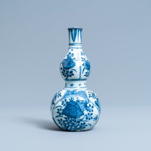 Een Chinese blauw-witte kalebasvaas met floraal decor, Wanli — foto 3