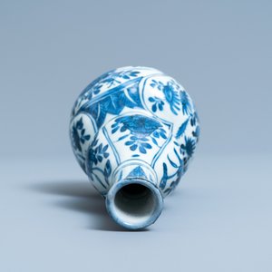 Een Chinese blauw-witte kalebasvaas met floraal decor, Wanli — foto 5