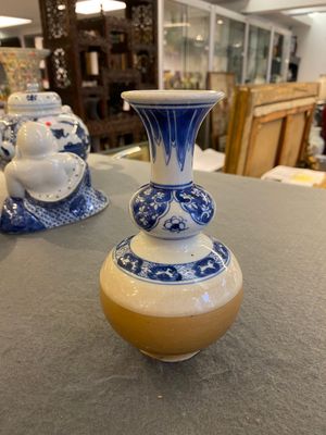 Een Chinese blauw-witte kalebasvaas met lichtbruine fondkleur, Kangxi — foto 2