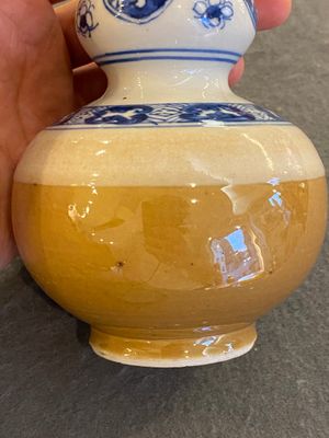 Een Chinese blauw-witte kalebasvaas met lichtbruine fondkleur, Kangxi — foto 5