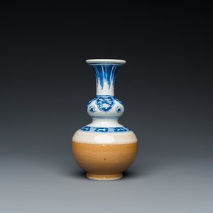 Een Chinese blauw-witte kalebasvaas met lichtbruine fondkleur, Kangxi — foto 2