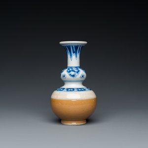 Een Chinese blauw-witte kalebasvaas met lichtbruine fondkleur, Kangxi — foto 4