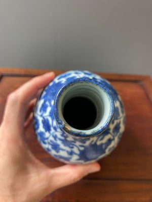 Een Chinese blauw-witte kalebasvaas met lotusslingers, Jiajing/Wanli — foto 4