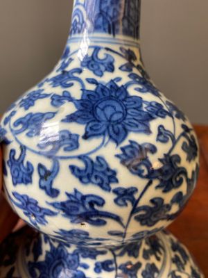 Een Chinese blauw-witte kalebasvaas met lotusslingers, Jiajing/Wanli — foto 6