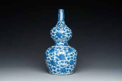 Een Chinese blauw-witte kalebasvaas met lotusslingers, Jiajing/Wanli