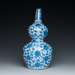 Een Chinese blauw-witte kalebasvaas met lotusslingers, Jiajing/Wanli — foto 2