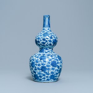 Een Chinese blauw-witte kalebasvaas met lotusslingers, Wanli — foto 1