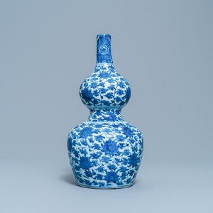 Een Chinese blauw-witte kalebasvaas met lotusslingers, Wanli — foto 2