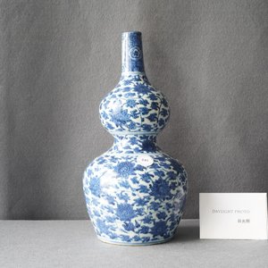 Een Chinese blauw-witte kalebasvaas met lotusslingers, Wanli — foto 7
