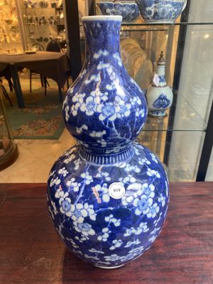 Een Chinese blauw-witte kalebasvaas met prunus op gebroken ijs, 18e eeuw — foto 1