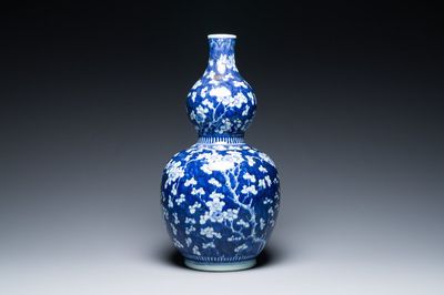 Een Chinese blauw-witte kalebasvaas met prunus op gebroken ijs, 18e eeuw