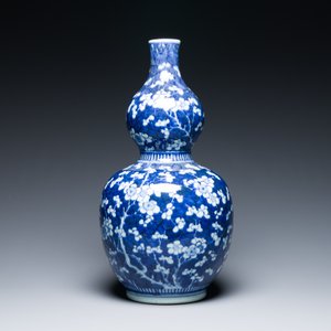 Een Chinese blauw-witte kalebasvaas met prunus op gebroken ijs, 18e eeuw — foto 3