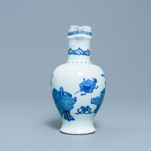 Een Chinese blauw-witte kan met antiquiteiten, Kangxi — foto 3