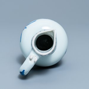 Een Chinese blauw-witte kan met antiquiteiten, Kangxi — foto 7