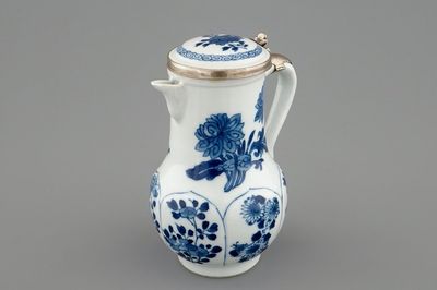 Een Chinese blauw-witte kan met deksel en zilveren montuur, Kangxi