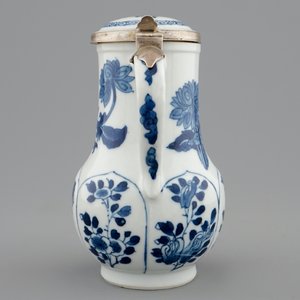 Een Chinese blauw-witte kan met deksel en zilveren montuur, Kangxi — foto 5