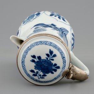 Een Chinese blauw-witte kan met deksel en zilveren montuur, Kangxi — foto 6