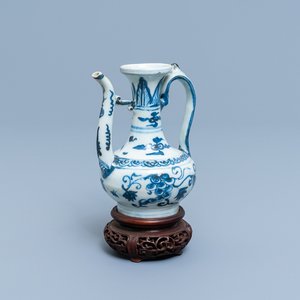 Een Chinese blauw-witte kan met druiventrossen, Ming — foto 1