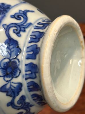 Een Chinese blauw-witte kan met figuren in een landschap, Transitie periode — foto 12