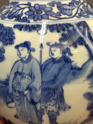 Een Chinese blauw-witte kan met figuren in een landschap, Transitie periode — foto 13