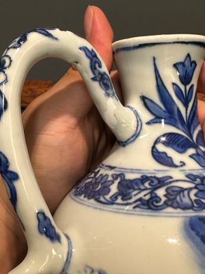 Een Chinese blauw-witte kan met figuren in een landschap, Transitie periode — foto 8