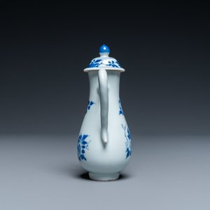 Een Chinese blauw-witte kan met floraal decor, Transitie periode — foto 5