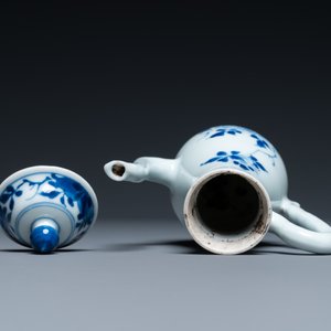 Een Chinese blauw-witte kan met floraal decor, Transitie periode — foto 6