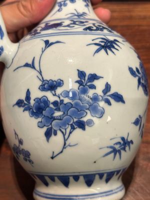Een Chinese blauw-witte kan met floraal decor, Transitie periode — foto 11